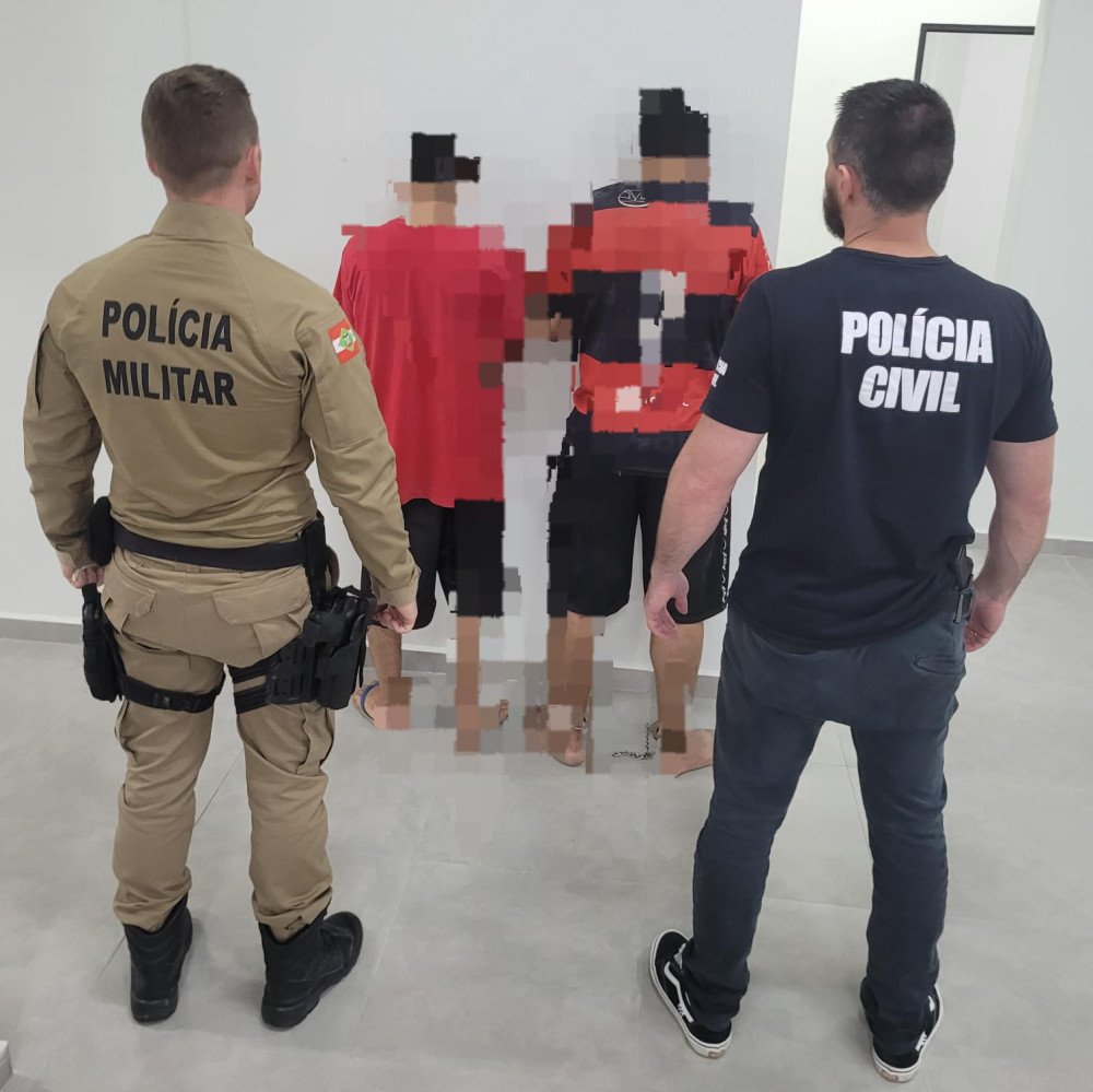 Quatro pessoas são presas em flagrante em Rio do Oeste por crimes como furto, tráfico de drogas e resistência