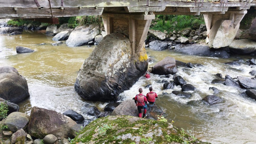 Bombeiros fazem busca por criança de 9 anos que caiu em rio no município de Rio dos Cedros