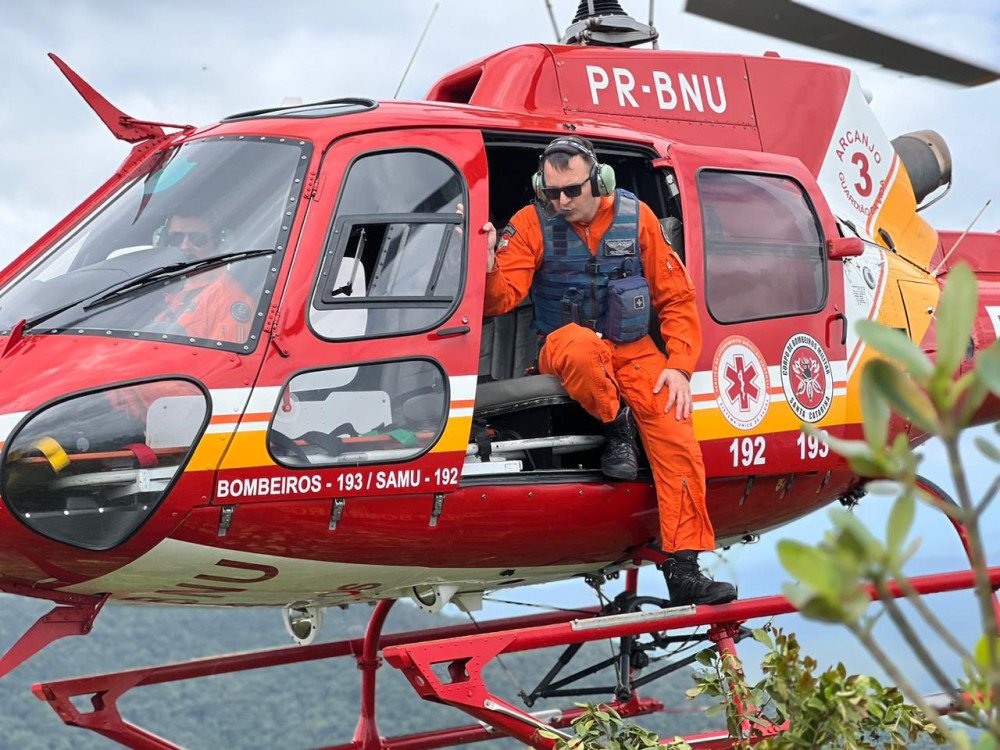 Vídeo: Resgate de vítima que passou mal durante trilha em Gaspar teve apoio do Arcanjo-03