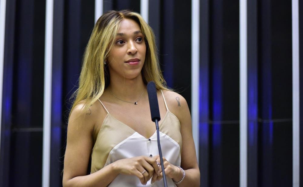 Deputada busca apoio para protocolar PEC que acaba com escala de trabalho 6x1