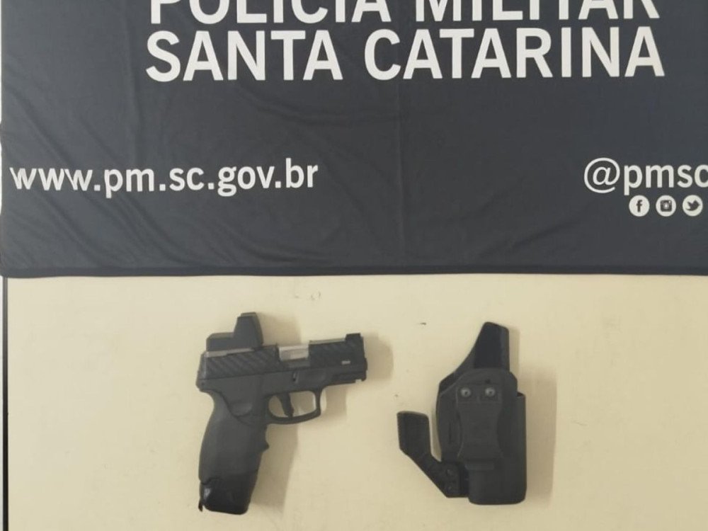 Homem de 24 anos é preso por porte ilegal de arma de fogo no bairro Garcia