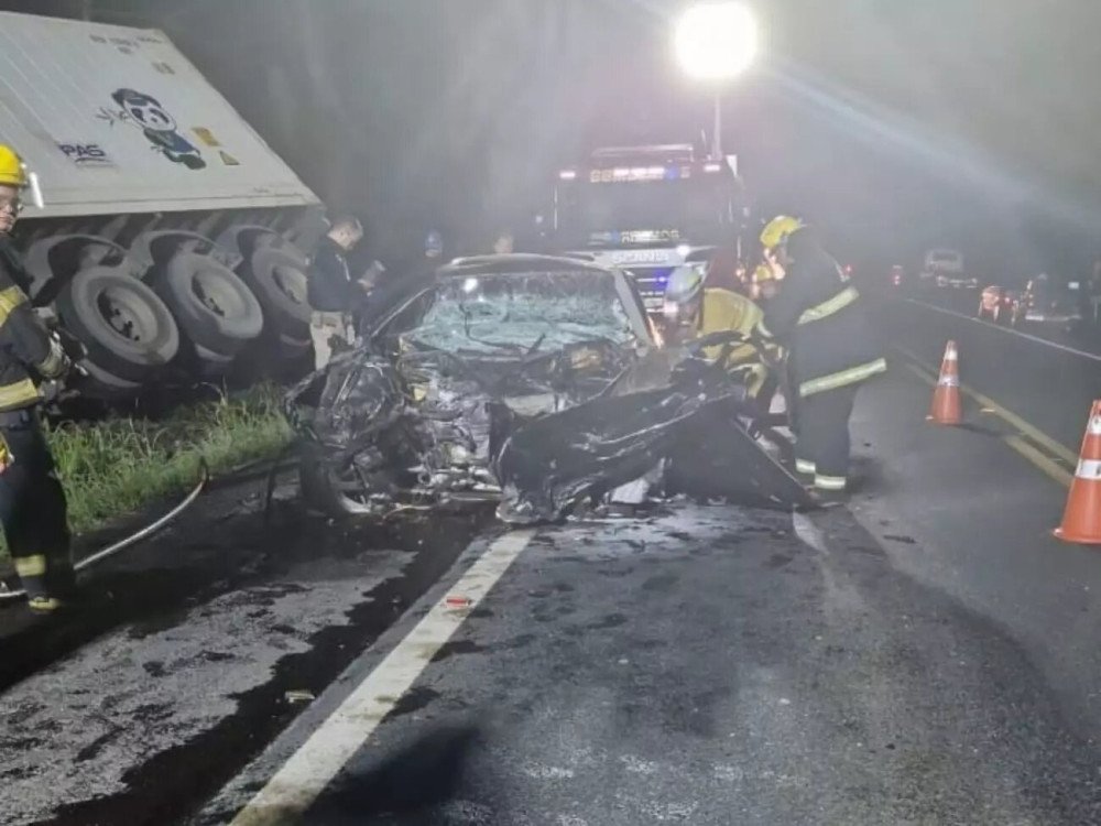 Acidente na BR-470 entre carro e carreta deixa uma pessoa morta em Indaial 