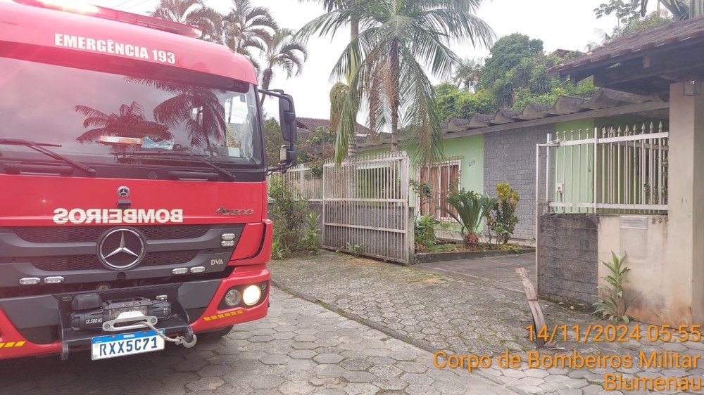 Bombeiros são chamados após botijão de gás pegar fogo em casa de Blumenau