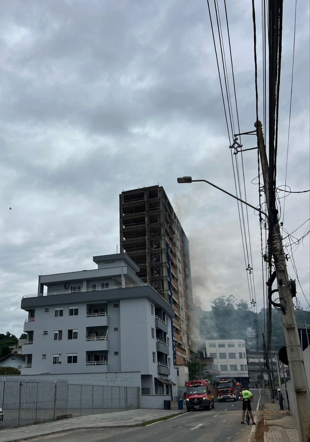 Fogo é registrado em prédio abandonado em Blumenau; bombeiros são acionados
