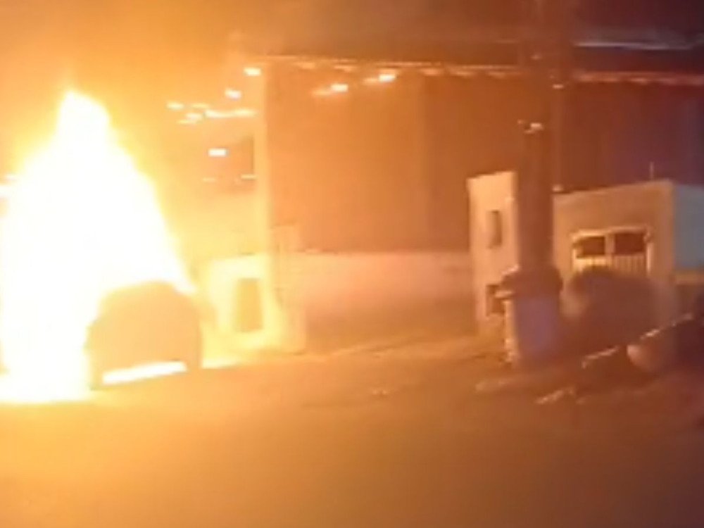 Vídeo: Carro pega fogo em Blumenau e mobiliza bombeiros