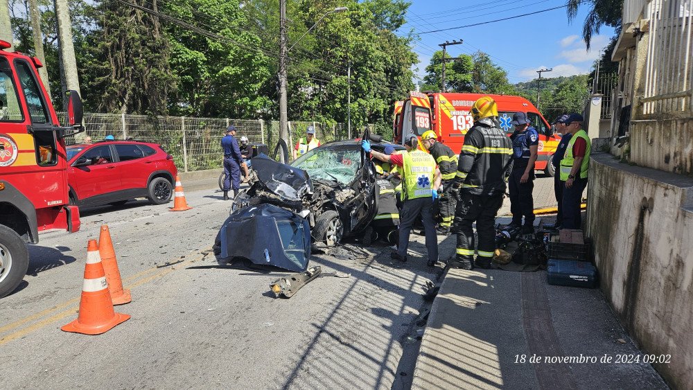 Motorista de carro fica preso às ferragens em batida com micro-ônibus em Blumenau