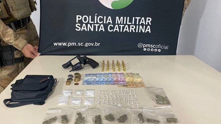 Jovem é preso com drogas e arma de fogo em Chapecó