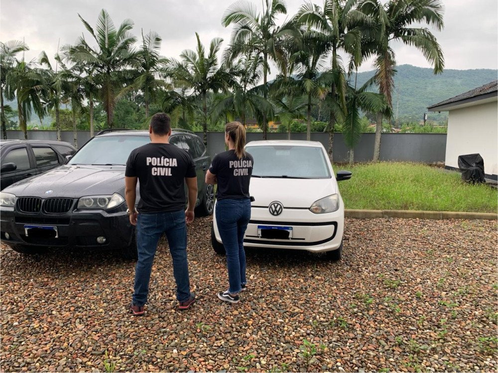 Desvio de cheques leva à apreensão de veículos e documentos em operação da Polícia Civil em Ascurra