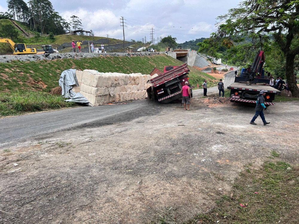 Vídeo: Caminhão que tombou na BR-470 é retirado em Blumenau, mas motoristas ainda enfrentam filas
