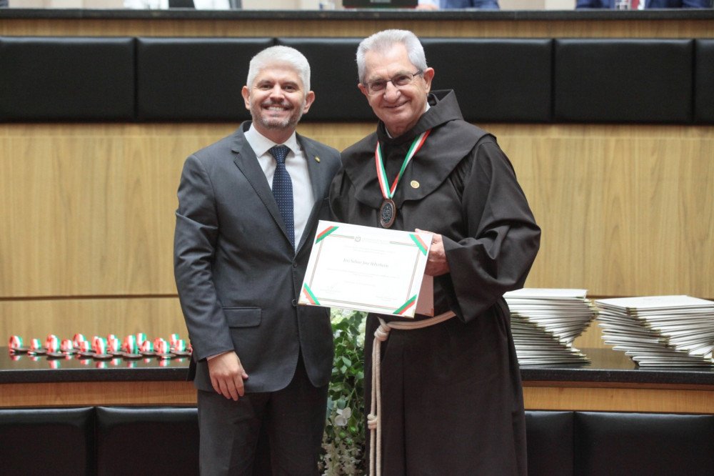 Frei Nelson Hillesheim, de Blumenau, recebe Comenda do Legislativo Catarinense