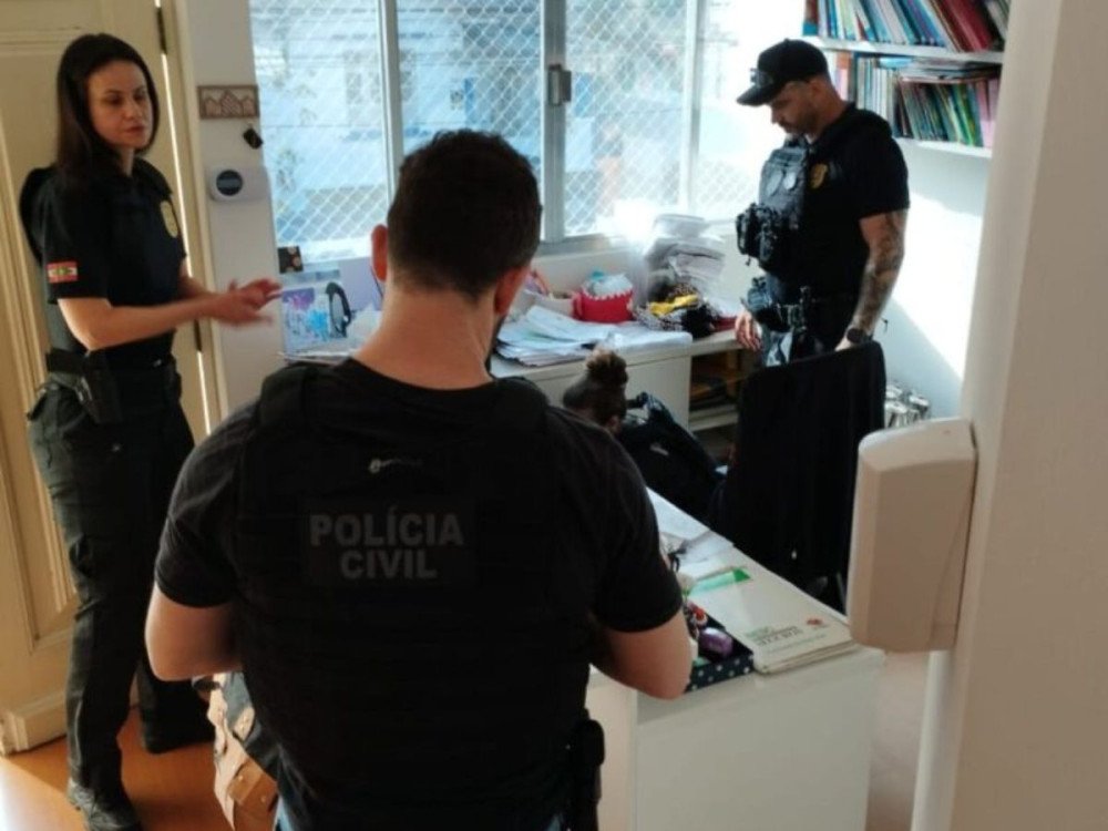 Polícia Civil realiza operação contra agiotagem e extorsão na Grande Florianópolis