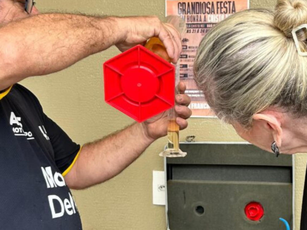 Procon de Gaspar realiza fiscalização em postos de combustíveis e coleta amostras para análise