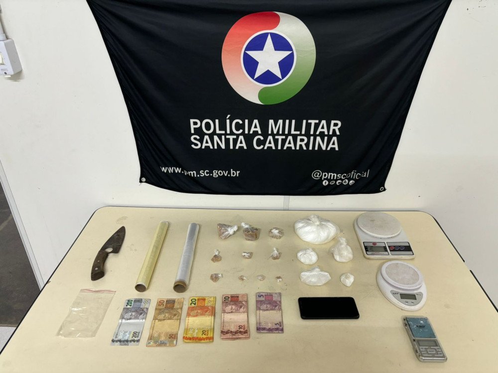 PM prende dois homens e apreende drogas em Blumenau; um deles tinha mandado de prisão em aberto