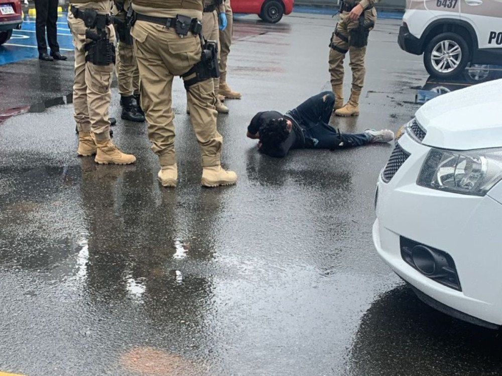 Homem com faca é detido pela Polícia Militar em shopping de Blumenau