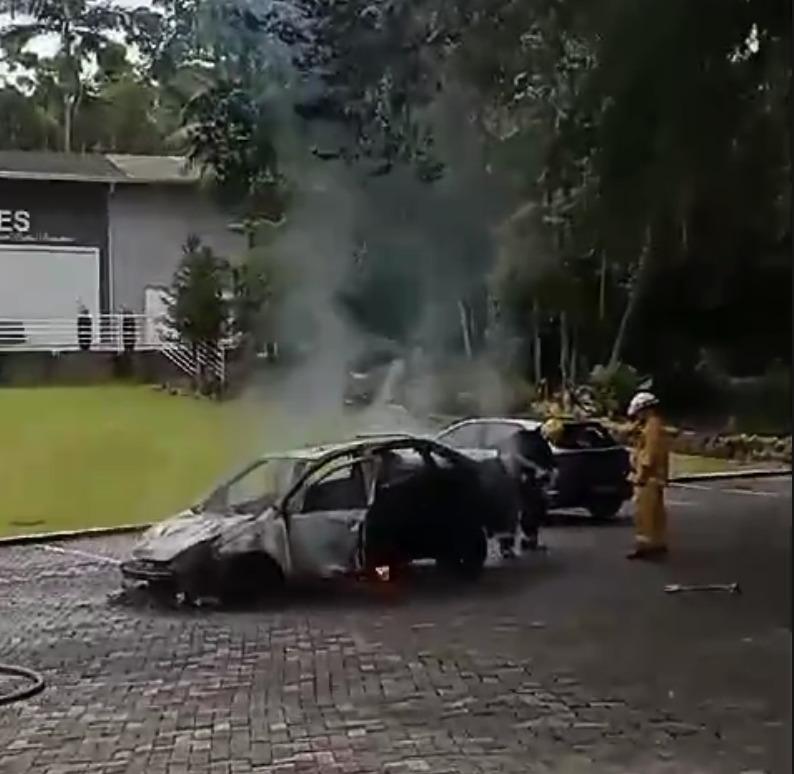 Vídeo: Bombeiros Voluntários de Indaial combatem incêndio em veículo no Centro da cidade
