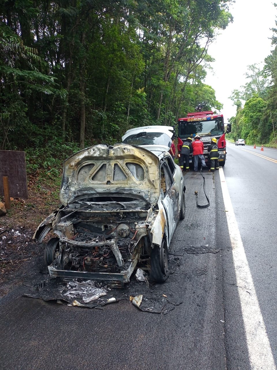 Carro com placa de Blumenau pega fogo e mobiliza bombeiros na BR-470, em Indaial