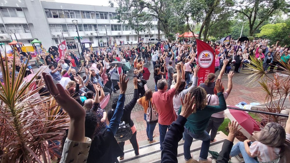 Durante assembleia, servidores de Blumenau aprovam encaminhamentos sobre a mesa de negociação e a revisão do Plano de Carreira