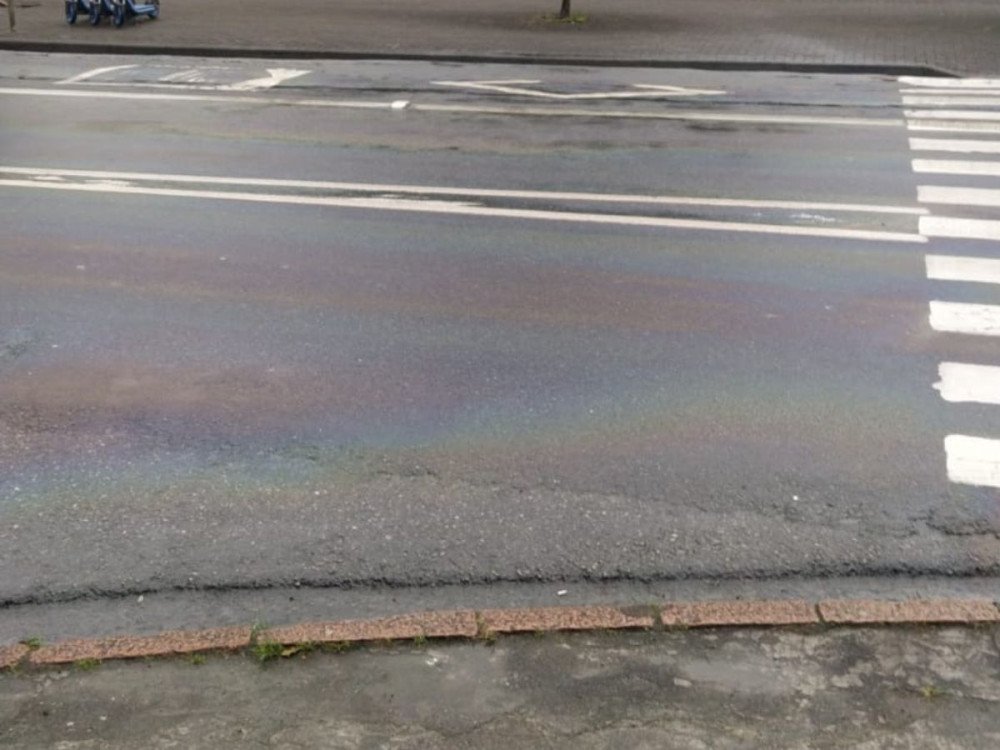 Óleo na pista provoca acidente de moto e deixa trânsito lento em Blumenau