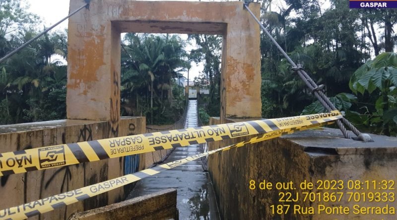 Prefeitura de Gaspar irá instalar barricada para proibir passagem de moradores em ponte pênsil