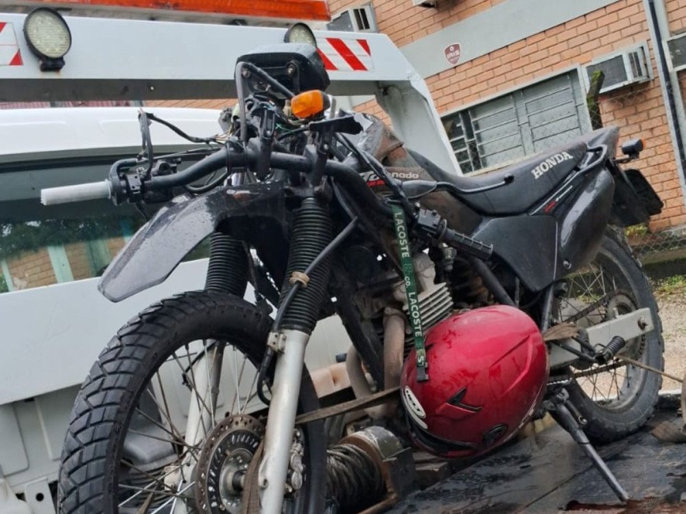Motociclista fica ferido após grave acidente no bairro Itoupavazinha