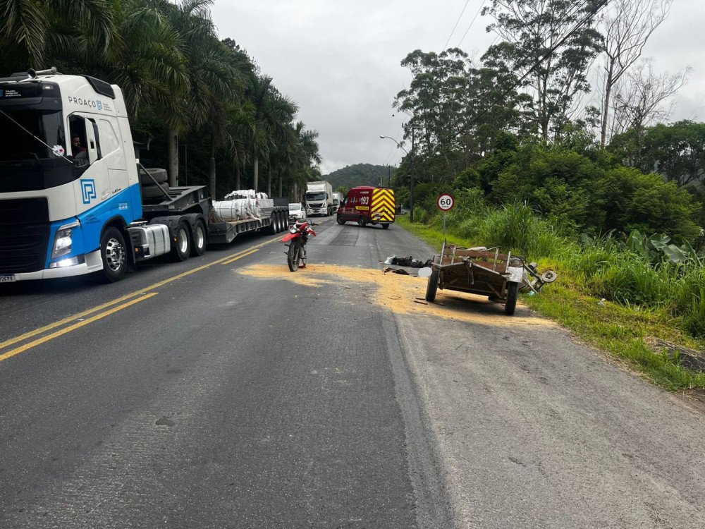 Carretinha se solta de veículo e provoca morte de motociclista na BR-470, em Apiúna