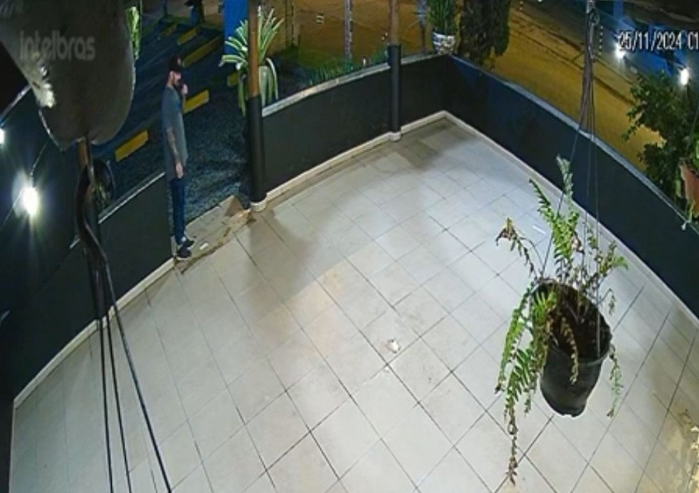 Vídeo: Câmera registra momento em que suspeito chega em lanchonete para cometer homicídio em Blumenau