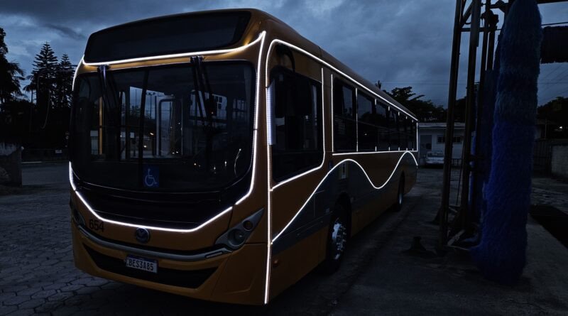 Ônibus com iluminação especial leva espírito natalino a Gaspar