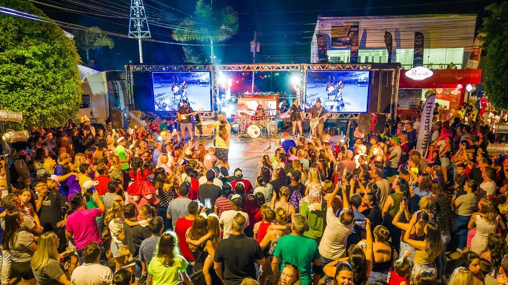 Desfile Natalino de Gaspar terá show do violinista Simão Wolf