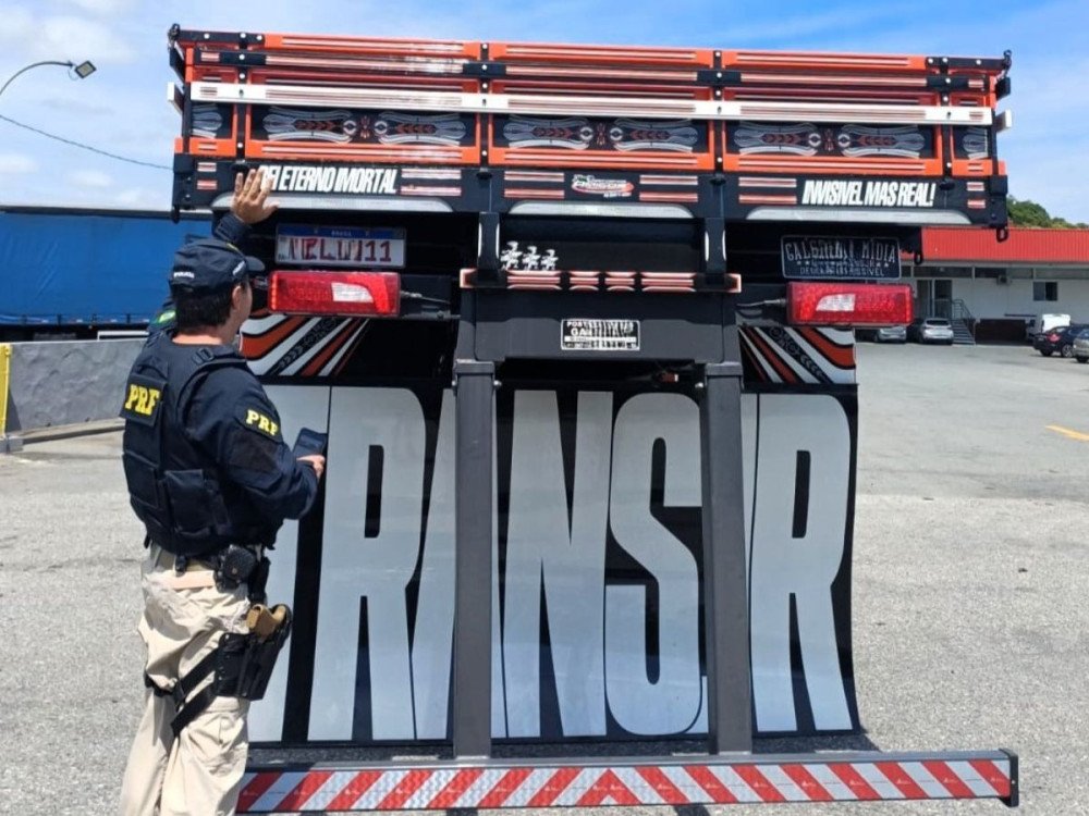 PRF flagra caminhão com traseira excessivamente levantada em Joinville