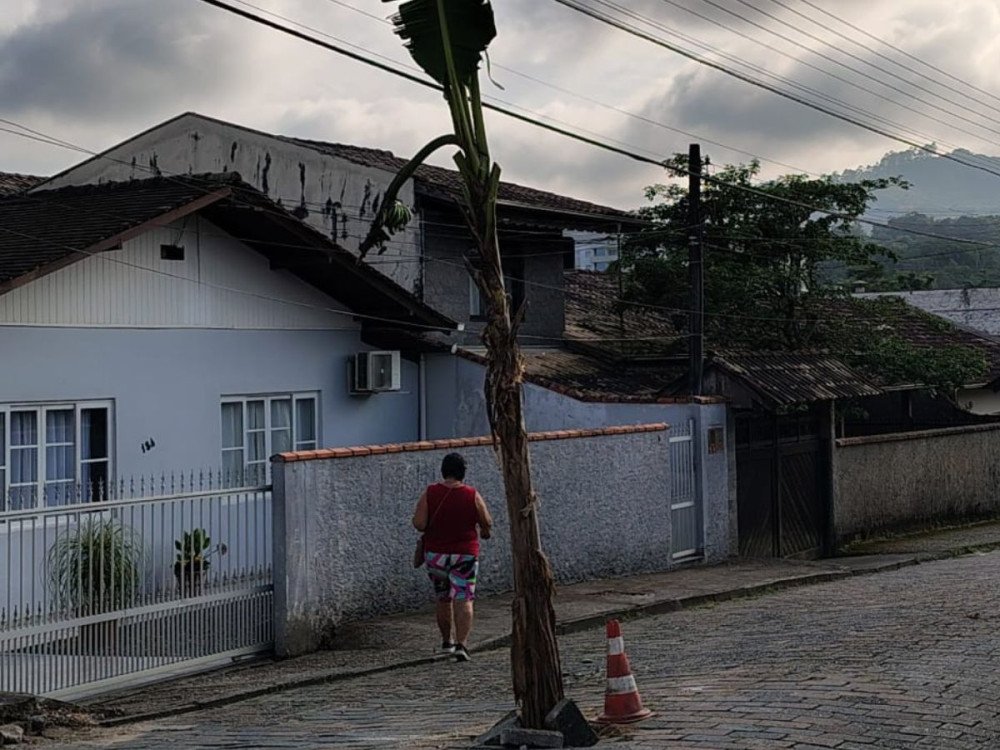 Buraco no bairro Itoupava Central, em Blumenau, é sinalizado de forma inusitada por moradores