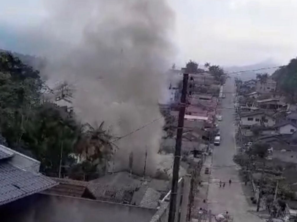 Fogo atinge kitnet em Blumenau, mas incêndio é controlado sem vítimas