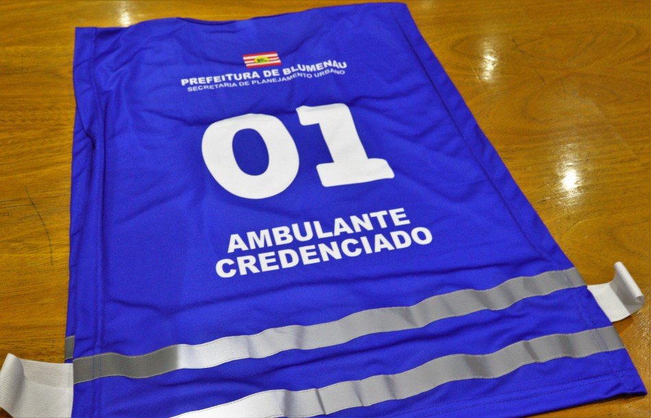 Ambulantes cadastrados de Blumenau recebem coletes de identificação em ação de regularização