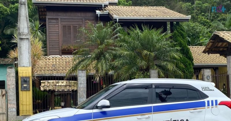 Ladrões furtam casa de casal assassinado em Itajaí e são presos após motorista de aplicativo alertar a PM