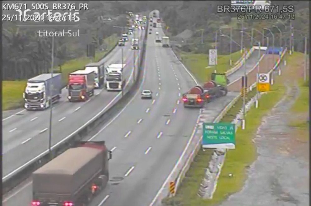 Vídeo: Carreta perde os freios e utiliza área de escape na BR-376 entre PR e SC