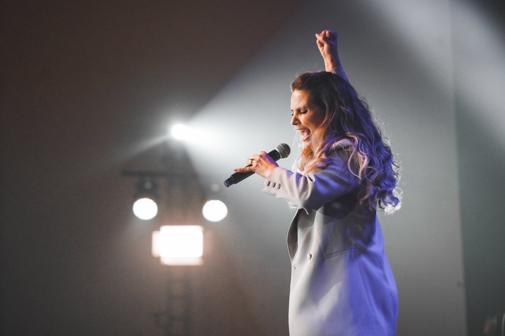 Natal Mais Encantado de Timbó recebe Aline Barros em show gratuito neste domingo