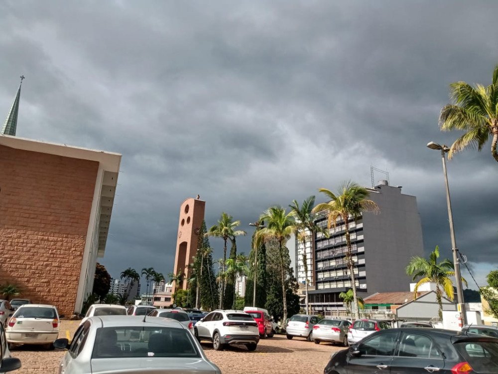 Dezembro começa com instabilidade e temperaturas amenas em Blumenau