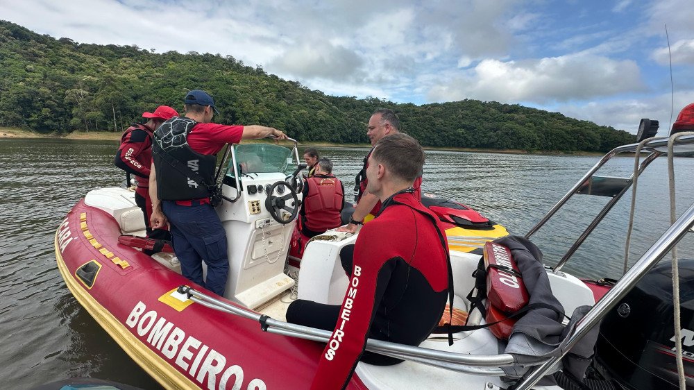Vídeo: Homem desaparece após virar jet-ski em Rio dos Cedros; buscas são retomadas nesta segunda-feira