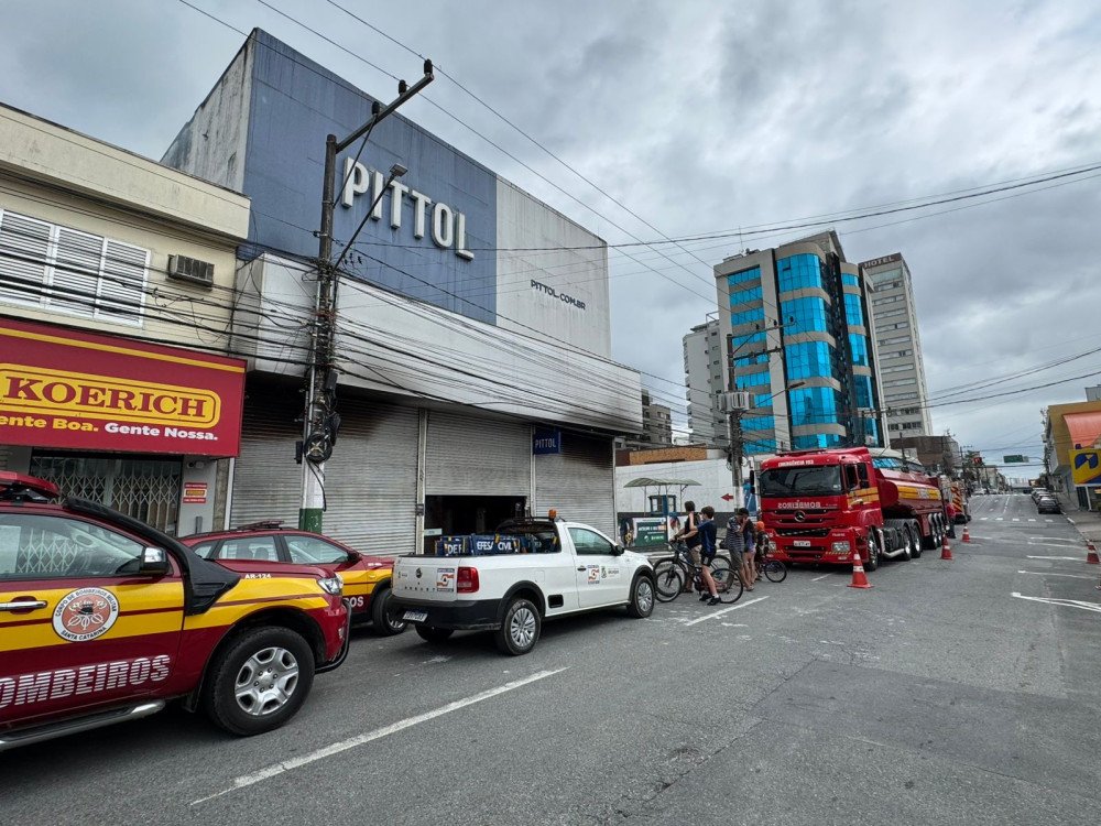 Após grande incêndio em loja de calçados em Brusque, Defesa Civil libera parte dos imóveis