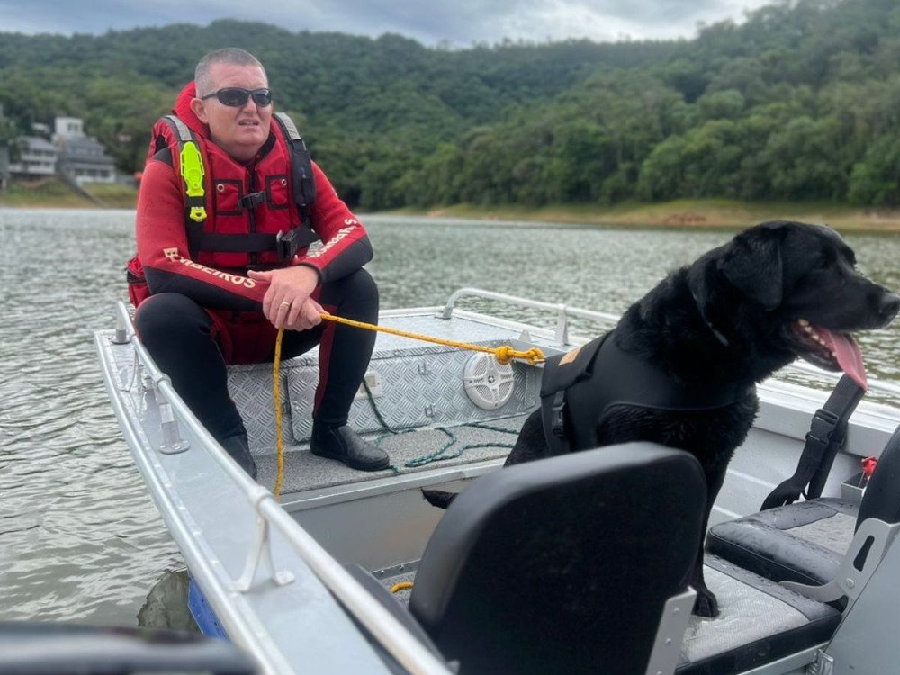 Buscas por homem que desapareceu após virar jet ski em Rio dos Cedros entram no terceiro dia