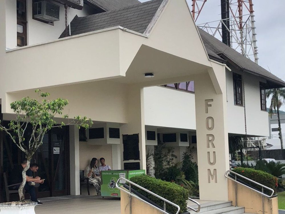 Vídeo: Mãe e padrasto são condenados a mais de 70 anos de prisão pela morte cruel de menina de 3 anos em Indaial