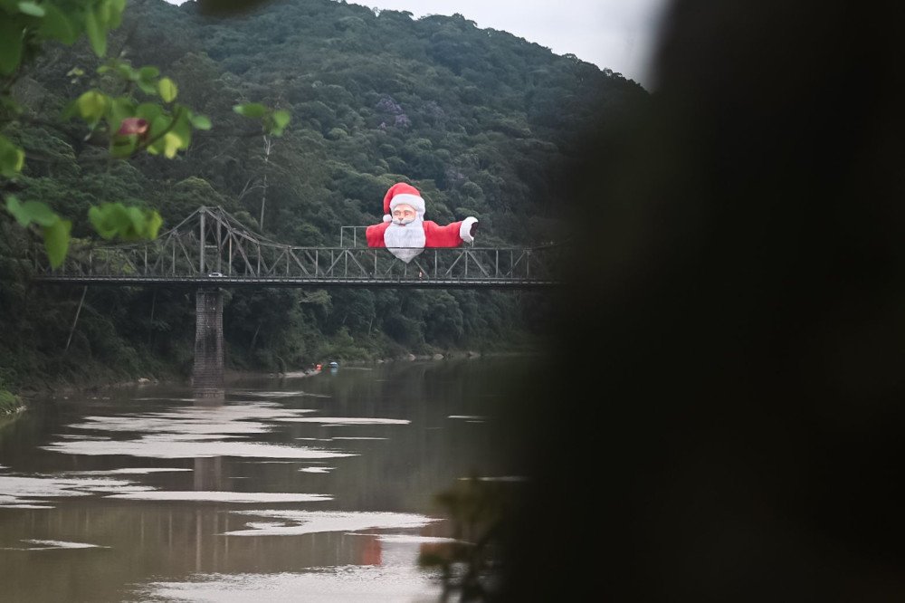 Você viu? Papai Noel gigante aparece na paisagem de Blumenau; veja fotos