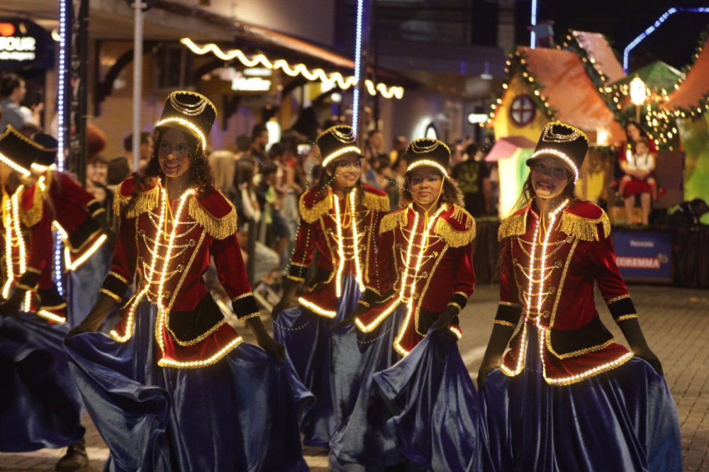 Moradores prestigiam abertura do Natal em Blumenau com desfile na rua Curt Hering; veja fotos