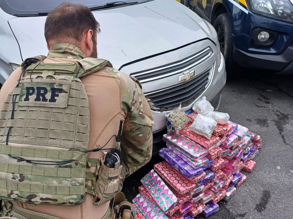 Dupla é detida em carro roubado contendo mais de 40 kg de drogas em Balneário Piçarras