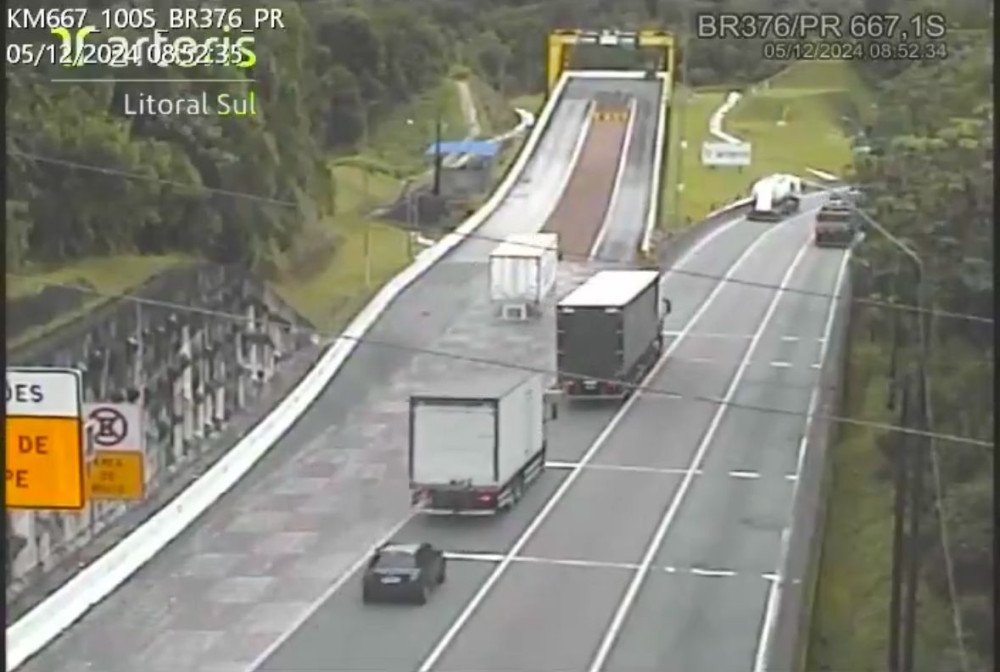 Vídeo: Carreta perde os freios e utiliza área de escape na BR-376 entre PR e SC