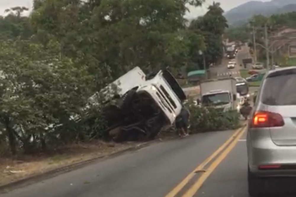 Vídeo: Caminhão tomba em barranco no bairro Água Verde