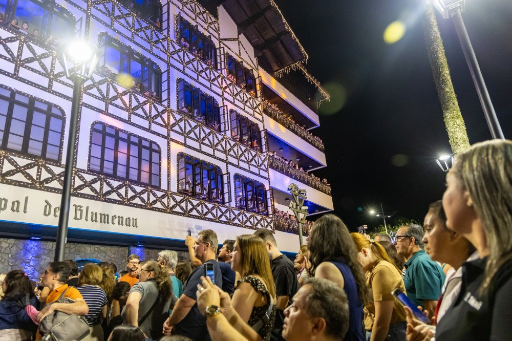Cantata de Natal reúne 7 mil pessoas em frente à Prefeitura de Blumenau
