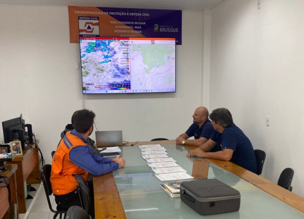 Rio Itajaí-Mirim pode sair da calha em Brusque; Defesa Civil monitora a situação após chuvas intensas