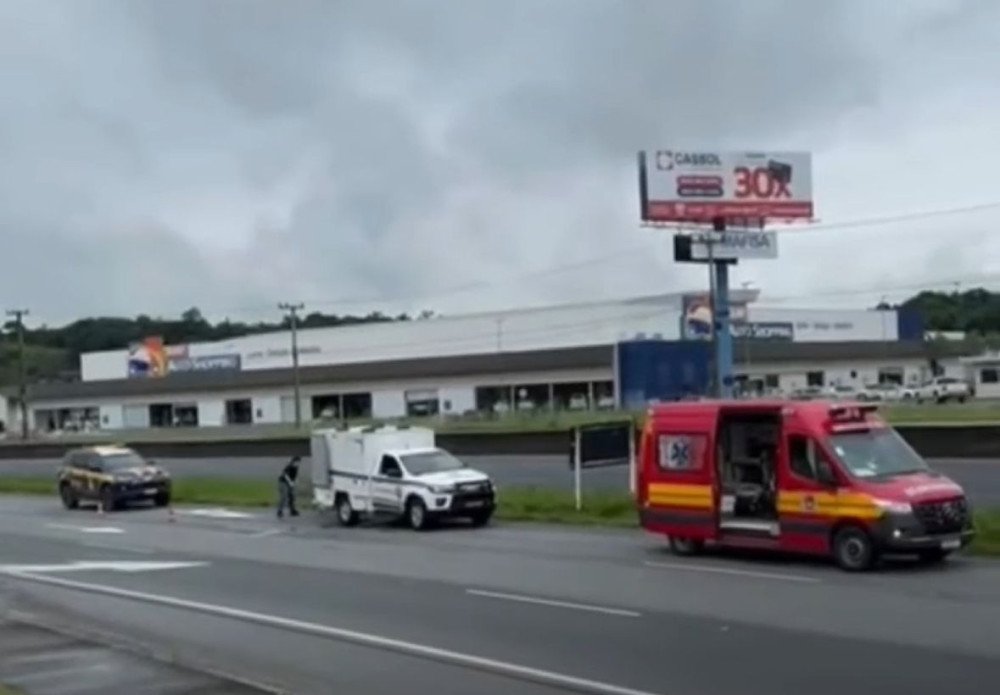 Vídeo: Corpo de homem encontrado morto é retirado na marginal da BR-470, em Blumenau