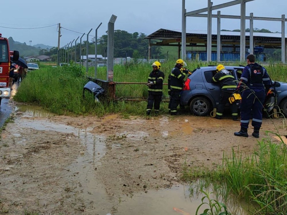Grávida de 23 anos fica ferida em acidente de trânsito em Gaspar