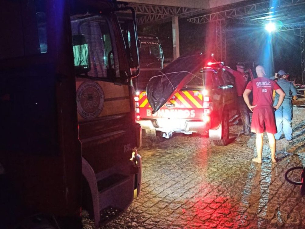 Homem é resgatado do rio Itajaí-Açu em Rio do Sul após ser arrastado pela correnteza